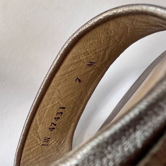 Stuart Weitzman Broadband City Leather Sandal in Gold / Bronze Metallic Size 7 - Picture 15 of 16